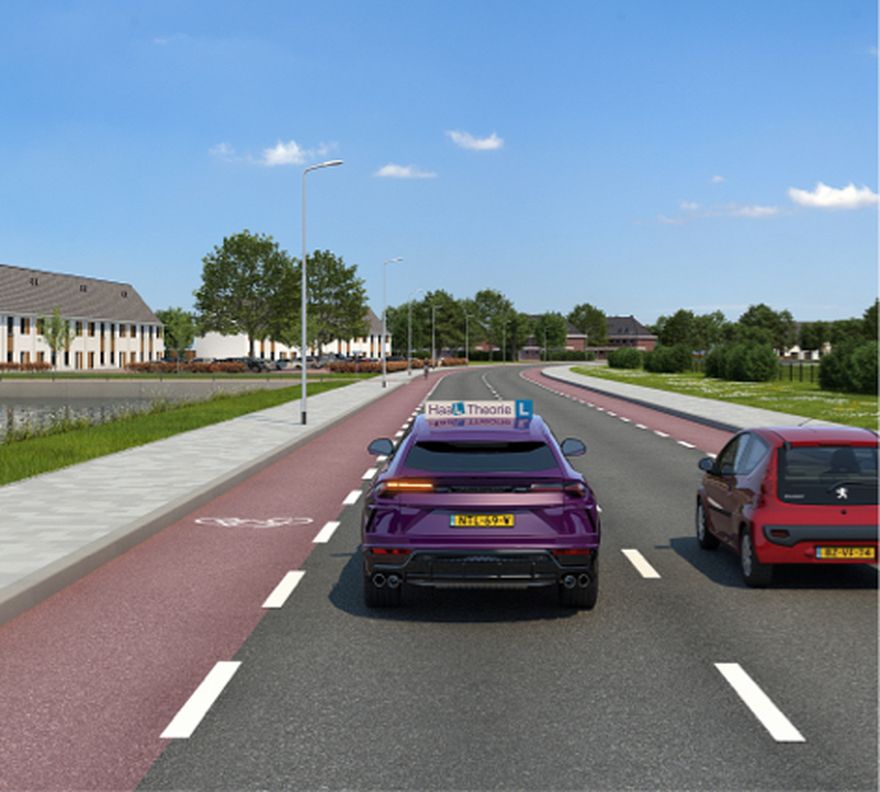 Weg met aan beide kanten een rode fietsstrook met fietssymbool, gescheiden door een onderbroken witte streep, met twee autos op de rijbaan