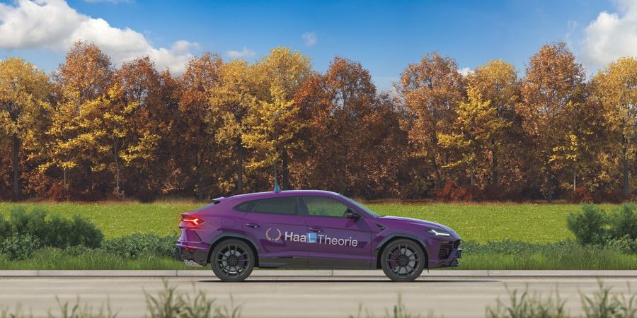 HaalTheorie auto met dimlicht aan op een heldere weg