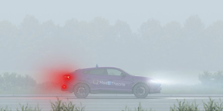HaalTheorie auto met fel rood mistlicht achter in dichte mist