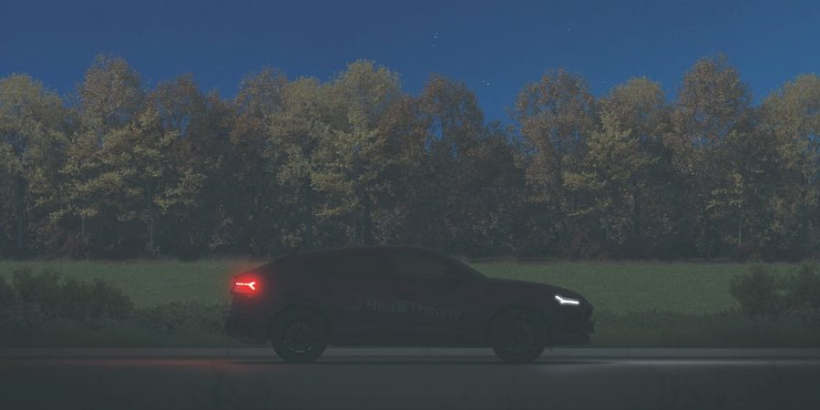 HaalTheorie auto met alleen stadslichten aan in de schemering