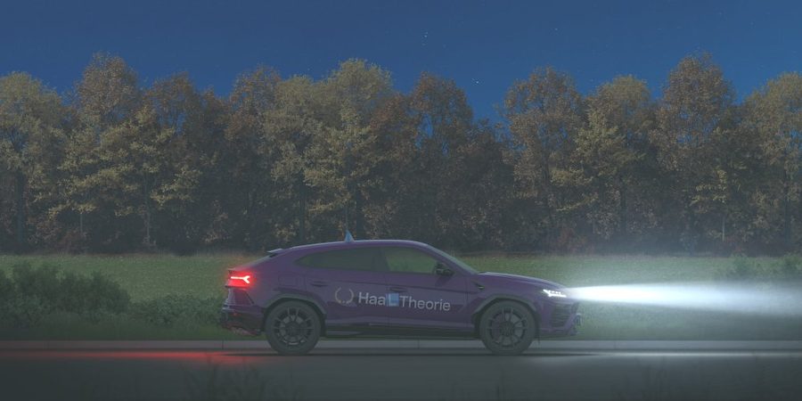 HaalTheorie auto met grootlicht aan