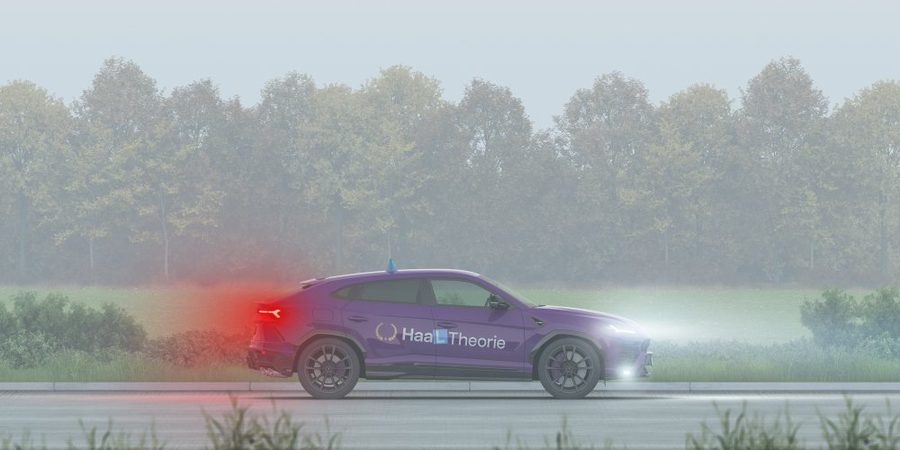 HaalTheorie auto met mistlicht voor aan in de mist